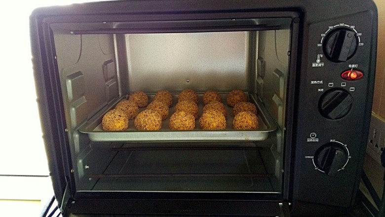 枣泥酱心金瓜球,放入预热好的烤箱，中层，180度25分钟