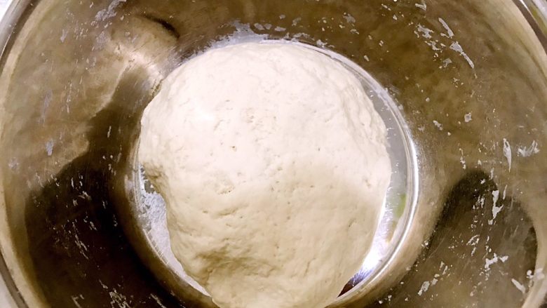 脑洞大开的榴莲馅蘑菇包,用筷子搅拌成絮状再揉成面团，盖一块湿水不滴水的毛巾发酵至2倍大