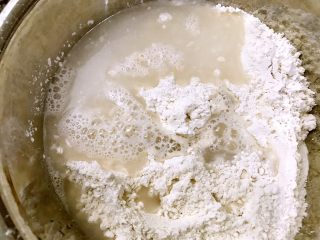 脑洞大开的榴莲馅蘑菇包,加入牛奶或者水，干酵母粉