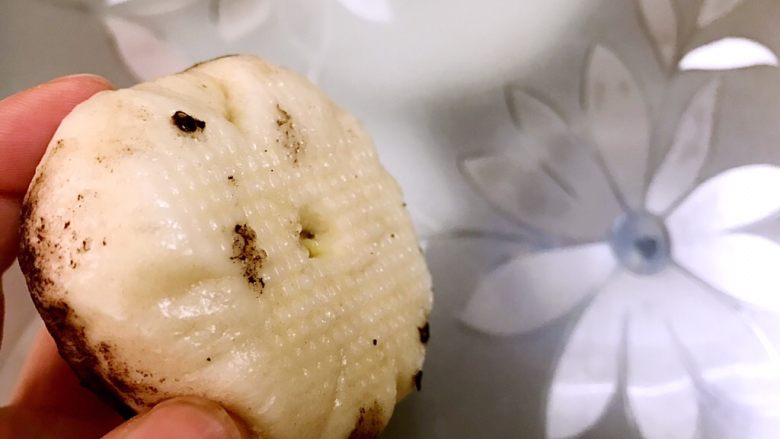 脑洞大开的榴莲馅蘑菇包,蒸好后稍微晾凉，去一个蘑菇包用筷子在底部戳一个孔