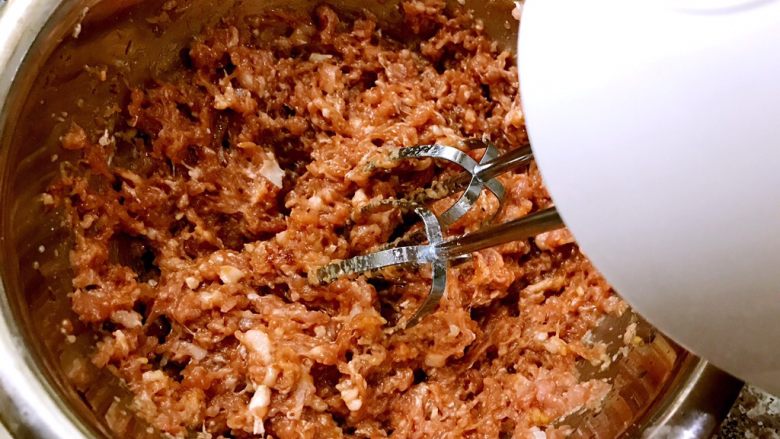 香葱鲜肉大包,用筷子朝一个方向搅拌10分钟上劲（我偷懒用了电动打蛋器）