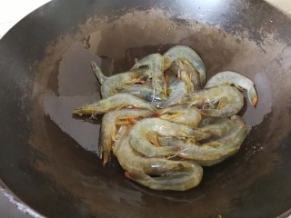 #咸味#茄汁大虾,铁锅中放入稍微多一点的油，油烧热后放入虾，中火翻炒。