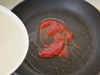 #咸味#茄汁大虾,最后加少许清水。