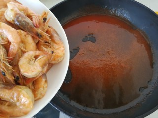 #咸味#茄汁大虾,煮至番茄汁冒泡泡时放入虾。