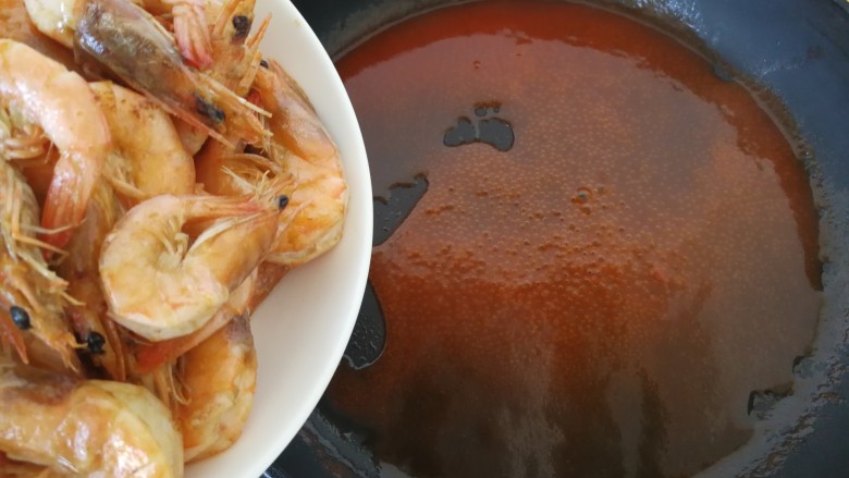 #咸味#茄汁大虾,煮至番茄汁冒泡泡时放入虾。