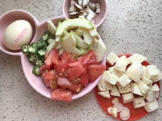 西红柿杂蔬炒馒头,把所有食材处理成宝宝能吃的大小，切块。
