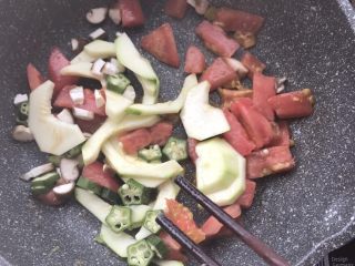 西红柿杂蔬炒馒头,倒入所有蔬菜，翻炒均匀。