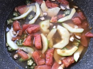 西红柿杂蔬炒馒头,锅内倒入少量温水，把蔬菜煮熟