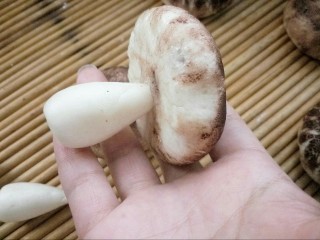 #甜味#蘑菇豆沙包,在蘑菇头底部用筷子扎个圆眼，把蘑菇把塞进去就完成了