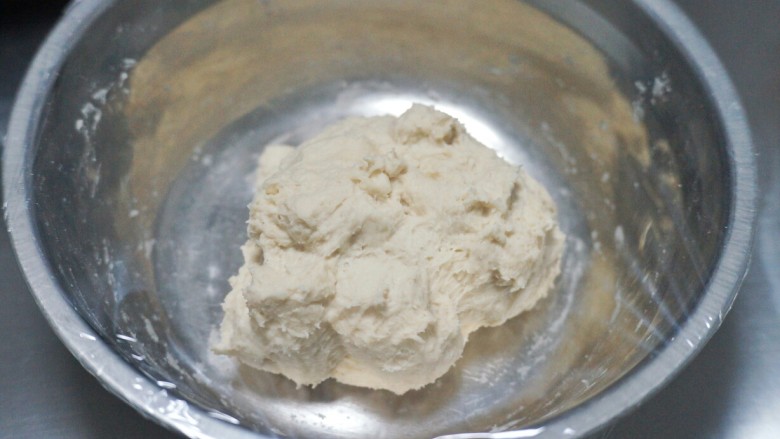 奶酪包,揉好的中种面团盖上保鲜膜放冰箱冷藏17个小时以上。