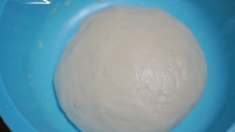 奶酪包,将揉好的面团滚圆放入盆里，盖上保鲜膜放温暖处发酵至两倍大。可以用烤箱发酵。
