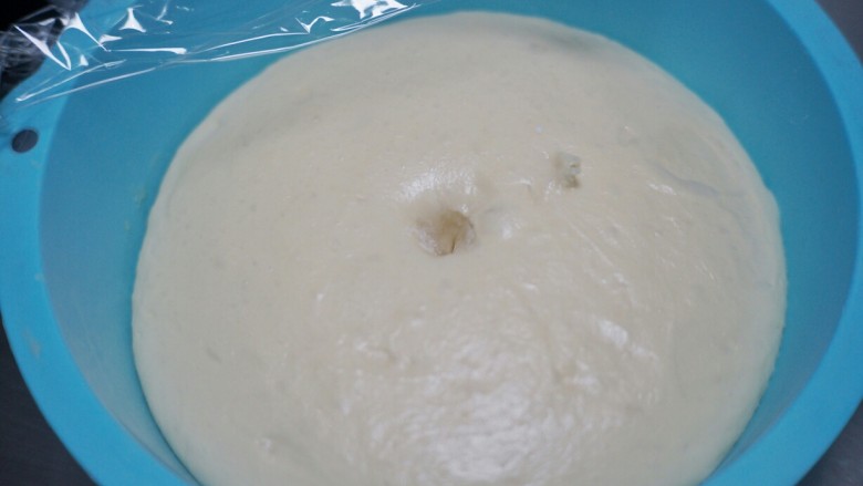 奶酪包,发酵好的面团体积膨胀，用手指蘸干面粉戳面团，面团稍稍回弹呈肚脐眼状。