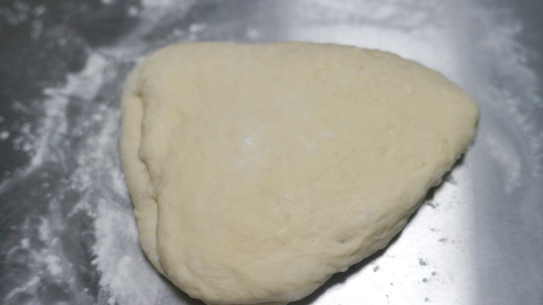 奶酪包,将发酵好的面团取出，可加一些干面粉放粘黏，松弛十分钟，对折几次，再滚圆。