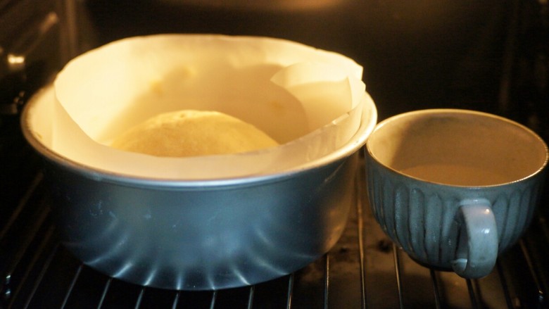 奶酪包,放入烤箱中下层，烤箱里加一杯热水保持湿度，38度发酵。