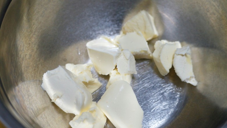 奶酪包,制作夹心馅料：称取夹心用的奶油奶酪，室温软化。