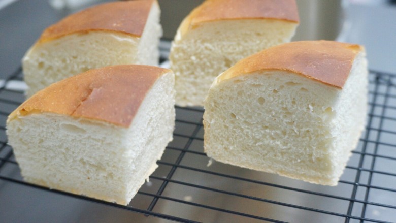 奶酪包,晾凉的面包均匀的切成四份。