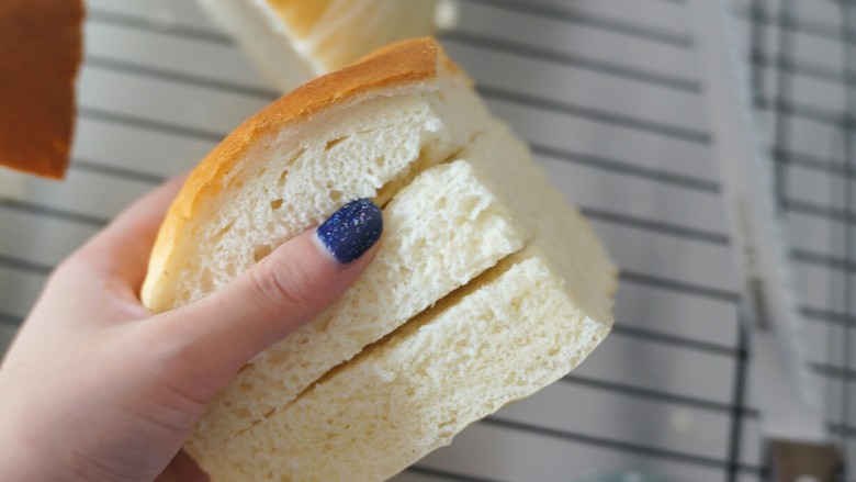 奶酪包,每块面包横切两刀，不要切断。