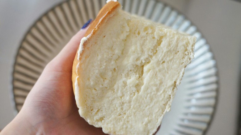 奶酪包,把夹层和切面都涂抹一层奶酪馅，夹心可以抹厚一些更好吃哦～