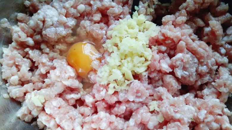 #咸味#紫菜虾皮鲜肉小馄饨,将切好的姜蒜加入肉糜中，再加入一只鸡蛋。