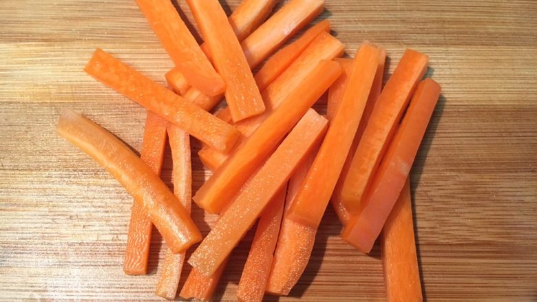 蔬菜天妇罗,胡萝卜切条，长5厘米，截面5毫米见方。