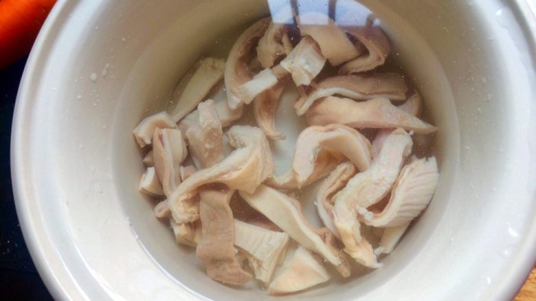 ＃咸味# 健脾开胃的猪肚莲子汤,放入砂锅，加适量清水。