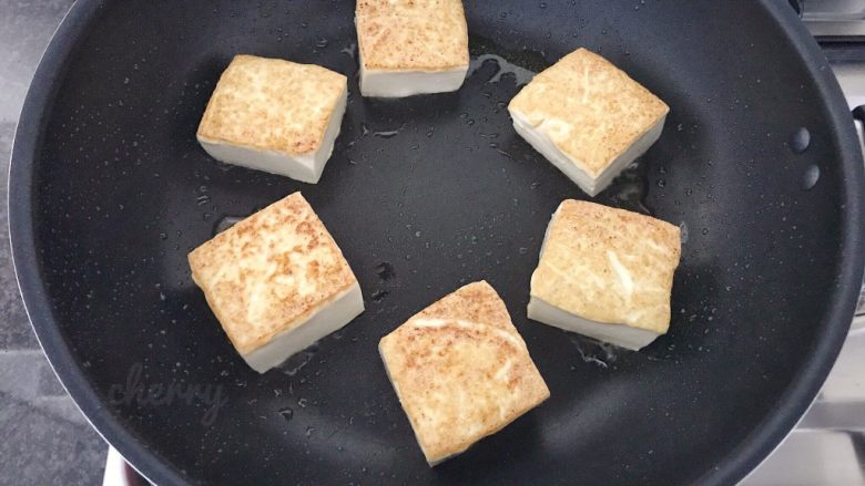 吃豆腐～豆子与豆腐的碰撞,煎制两面金黄即可，