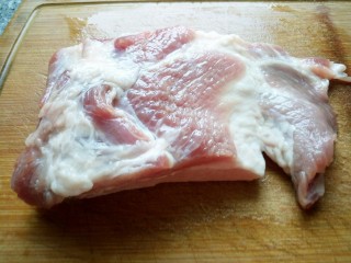 珍珠丸子,猪猪去皮洗干净切成小丁。