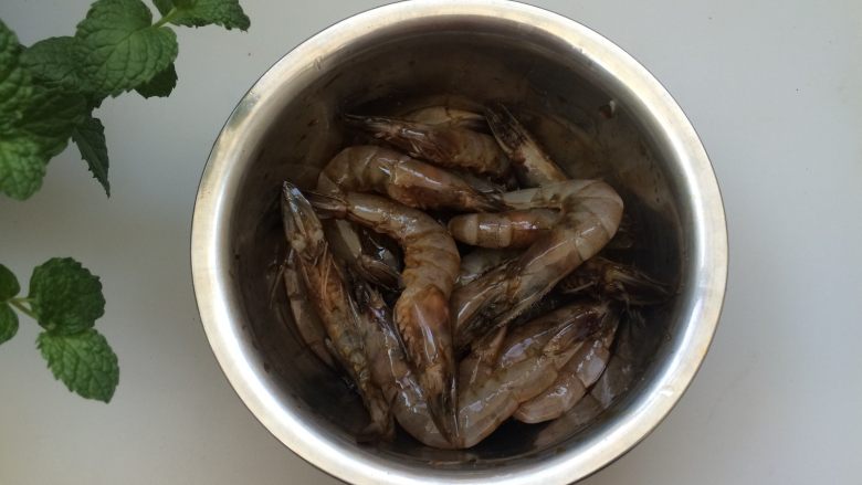 黑椒干锅虾,拌均匀，腌制20分钟