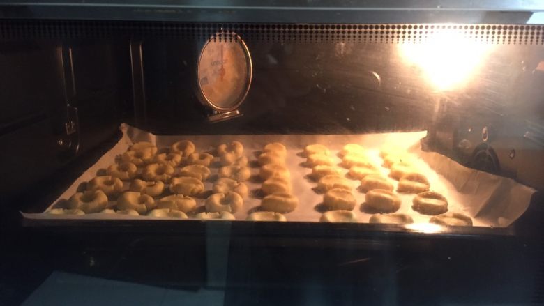 玛格丽特饼干,送入提前预热好的烤箱，上下火170度烤18分钟。