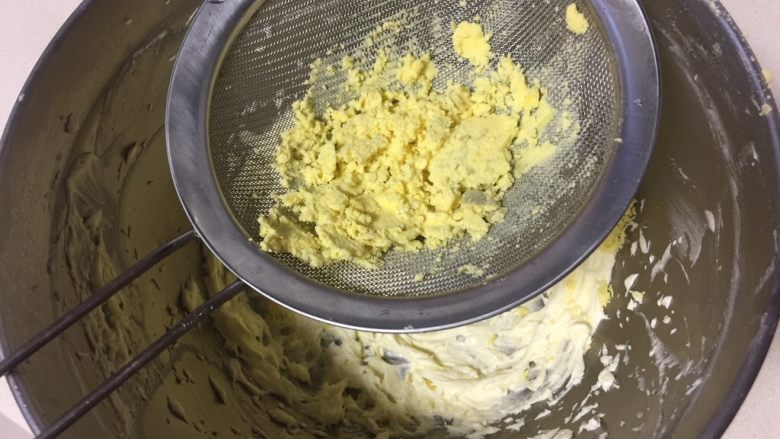 玛格丽特饼干,筛入熟蛋黄。鸡蛋煮的老一点，比较容易过筛。