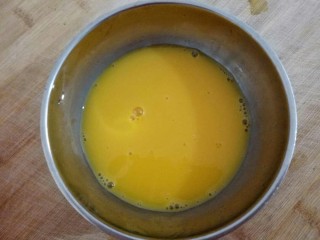 金包银蛋炒饭,加入适量的盐，搅拌