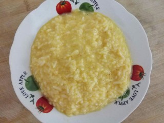 金包银蛋炒饭,把米饭加入蛋黄中，搅拌均匀，差不多米饭都裹上蛋黄﻿﻿