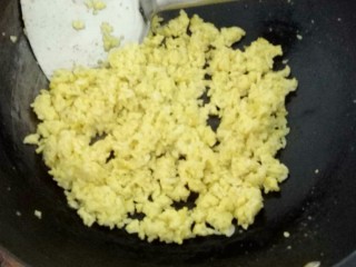 金包银蛋炒饭,锅中加入适量的油，倒入米饭翻炒，差不多炒到米饭粒粒分明。这时候可以加入适量的盐，如果前面蛋黄中加的合适就不用再加了