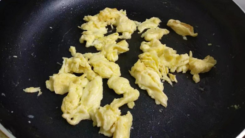 蒜苔炒鸡蛋,倒入鸡蛋炒熟炒散，盛出备用。