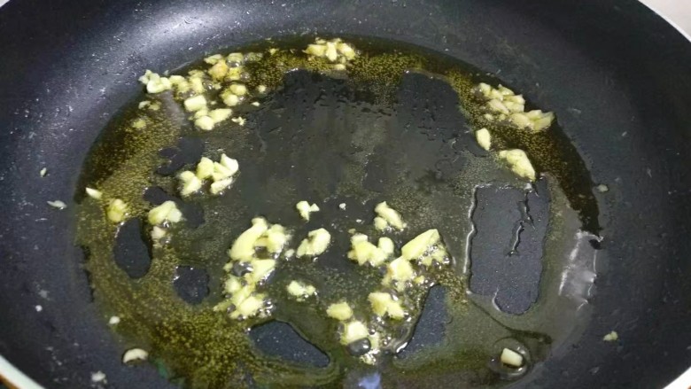 蒜苔炒鸡蛋,放入大蒜爆香。