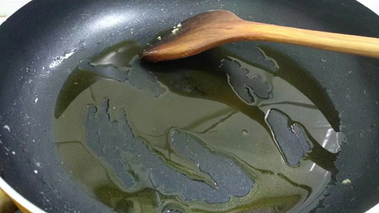 蒜苔炒鸡蛋,锅里再倒入适量菜籽油烧八成热。