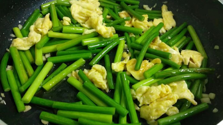 蒜苔炒鸡蛋,继续翻炒至蒜苔快熟，倒入鸡蛋翻炒均匀。
