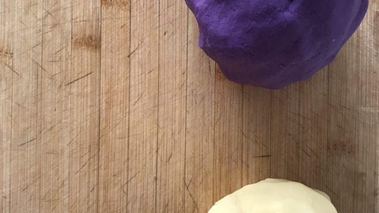 芋圆甜汤,紫薯及红薯沫分别与木薯粉一比一的比例揉面团，少许糖粉看个人口味，多揉一会儿，大致二十分钟吧。越上劲儿越劲道越Q弹。
