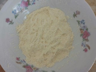 牛奶鸡蛋玉米饼,把玉米粉、麦面粉、白糖放碗里搅拌均匀﻿﻿