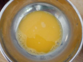牛奶鸡蛋玉米饼,鸡蛋打到碗里，搅拌﻿﻿