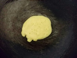 牛奶鸡蛋玉米饼,微微冒泡的时候就翻面煎。﻿﻿