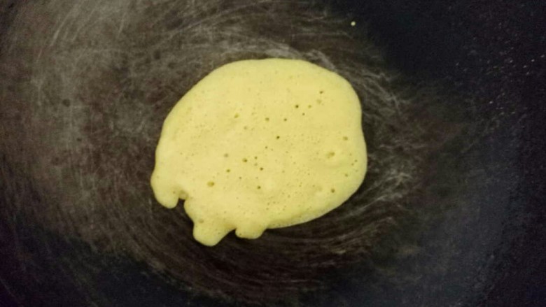 牛奶鸡蛋玉米饼,微微冒泡的时候就翻面煎。﻿﻿