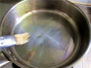 胡萝卜鸡蛋饼,用刷子刷上一层油