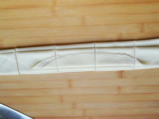 石蛤蟆水饺（博山水饺的包法）,切成宽度大约8厘米左右的面皮段。