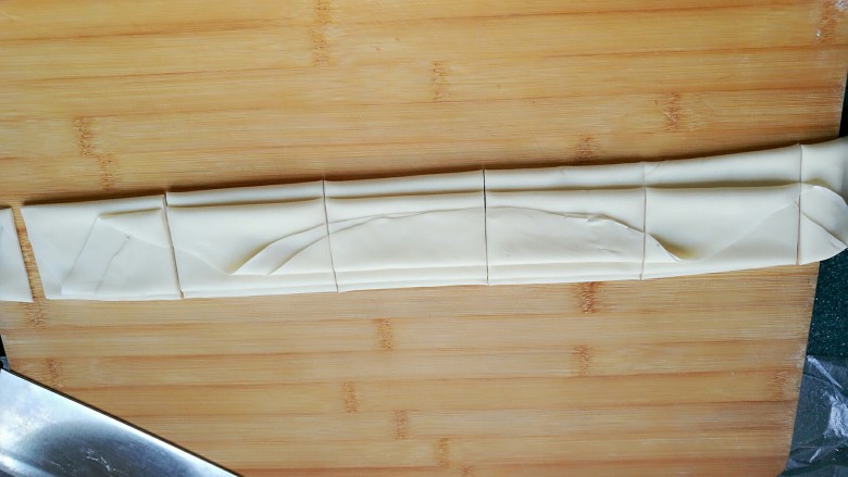 石蛤蟆水饺（博山水饺的包法）,切成宽度大约8厘米左右的面皮段。