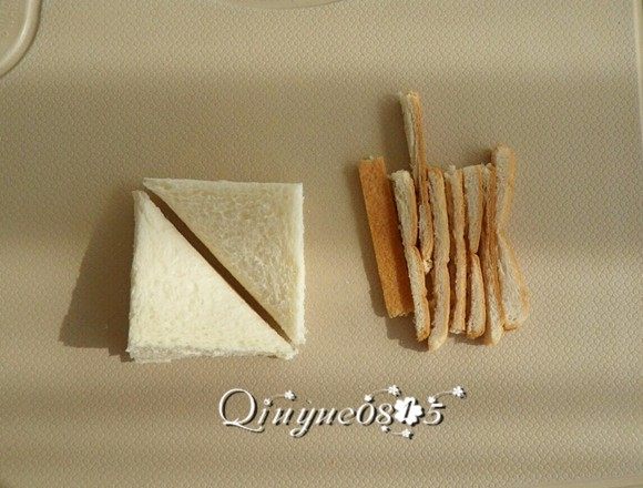 西多士小食,把夹有芝士片的土司切成三角形形状