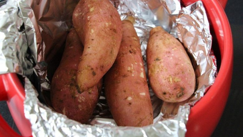 坤博砂锅烤红薯,将红薯放入锡纸内，盖上锅盖，开烤