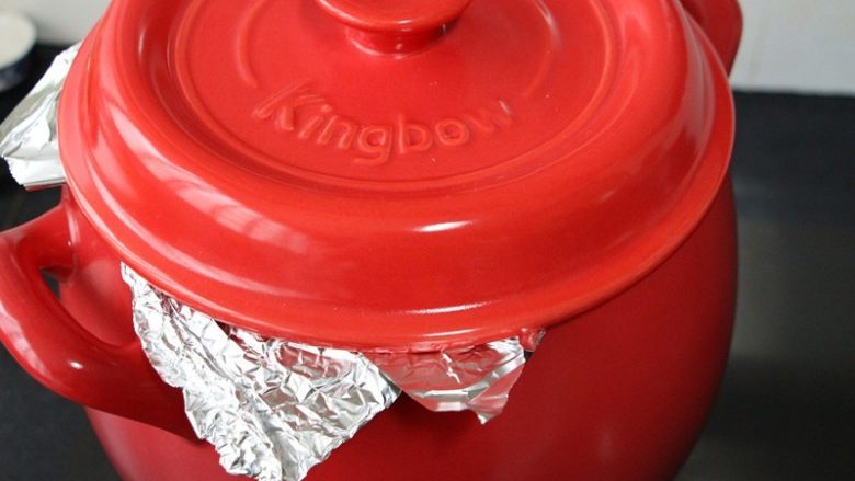 坤博砂锅烤红薯,先用中火干烧25分钟，然后转小火烧15分钟，最后关火利用砂锅的余热焖15分钟。