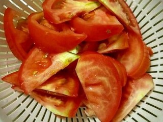西红柿炒鸡蛋,西红柿洗净切成月牙形。
