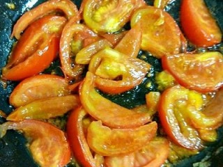 西红柿炒鸡蛋,接着锅里倒入适量植物油烧八成热，放入西红柿翻炒至快熟透。